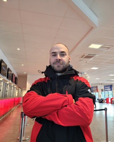 Johan Kromnèr står med korslagda armar i en röd jacka.