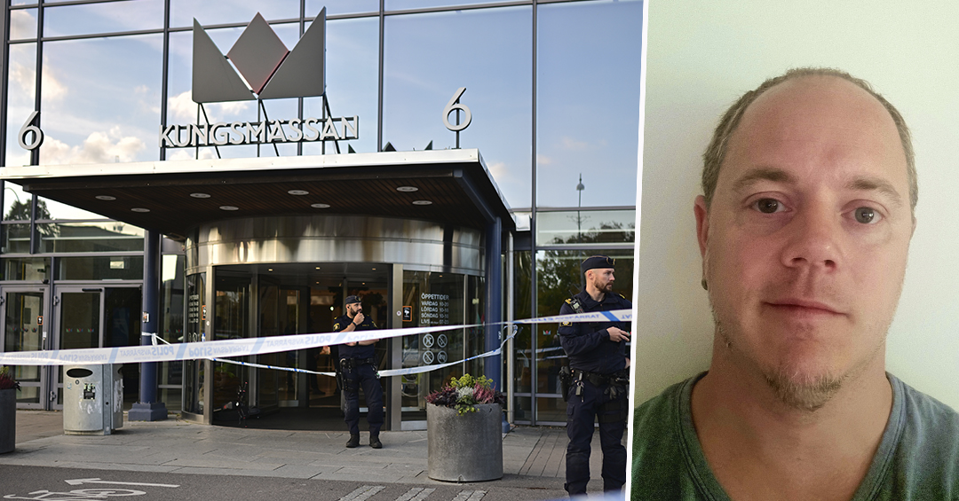 Poliser är placerade utanför en byggnad. Bredvid byggnaden finns ett porträtt av en man.