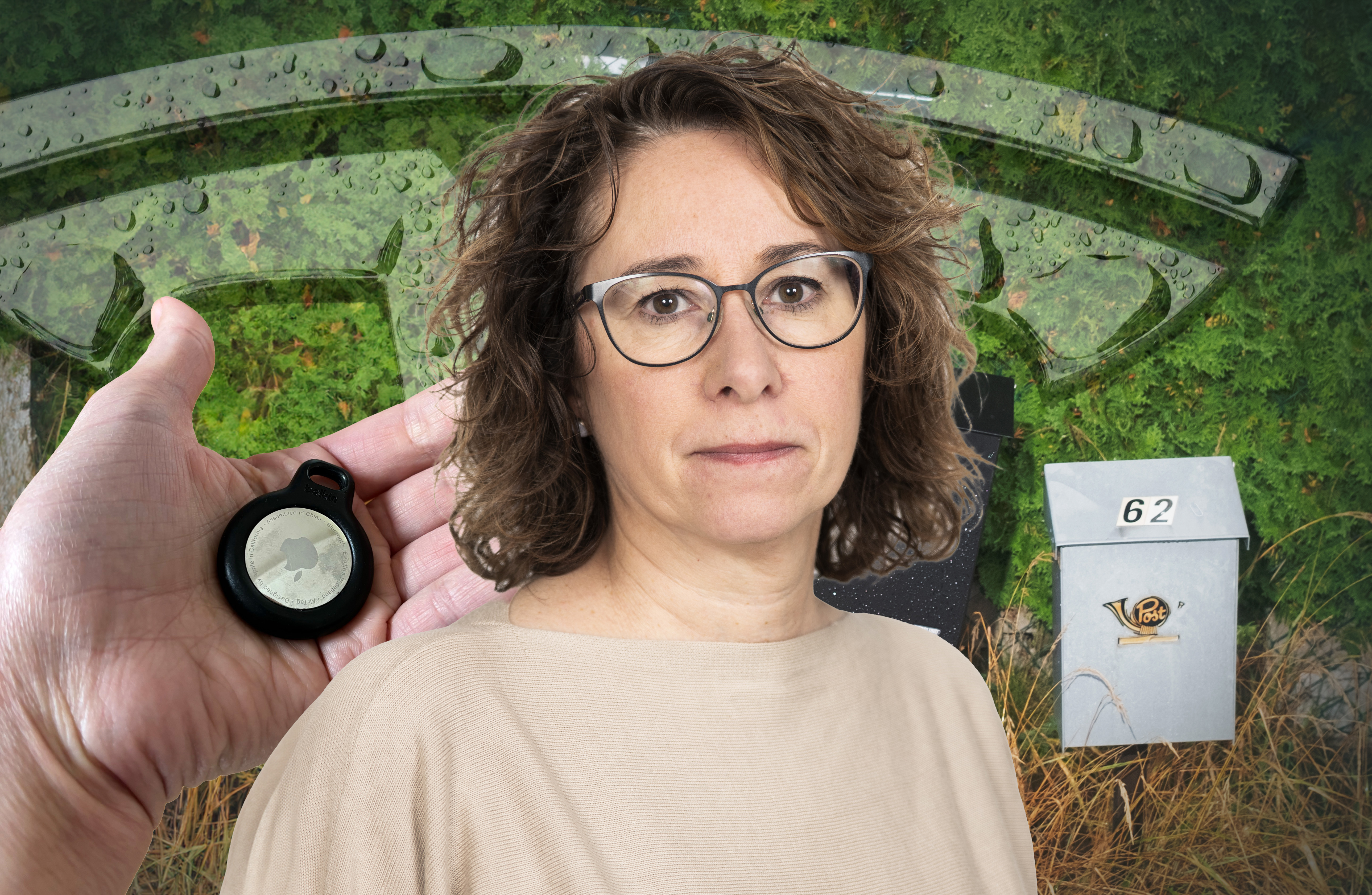 En person med glasögon står framför en bakgrund med en grön texturerad yta, en hand som håller i ett litet svart föremål och en brevlåda märkt med "62".