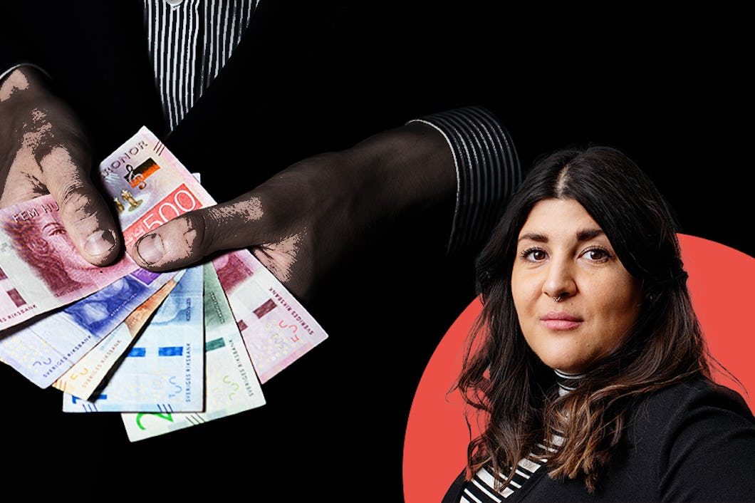 En person håller en solfjäder av sedlar i händer med handskar på sig. I det nedre högra hörnet finns en kvinna i en cirkulär ram som är röd.