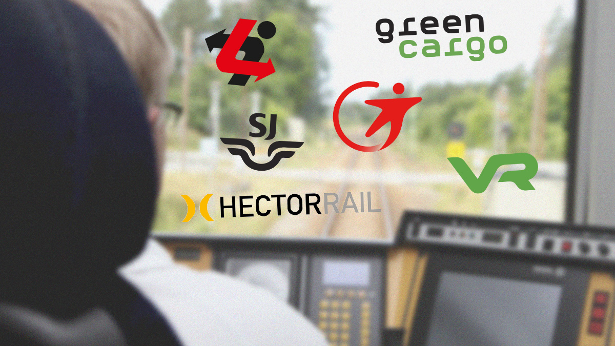 Bild på insidan av ett tåg och genom fönstret syns logotyper för olika järnvägsföretag: Green Cargo, VR, SJ, Hector Rail och två andra.