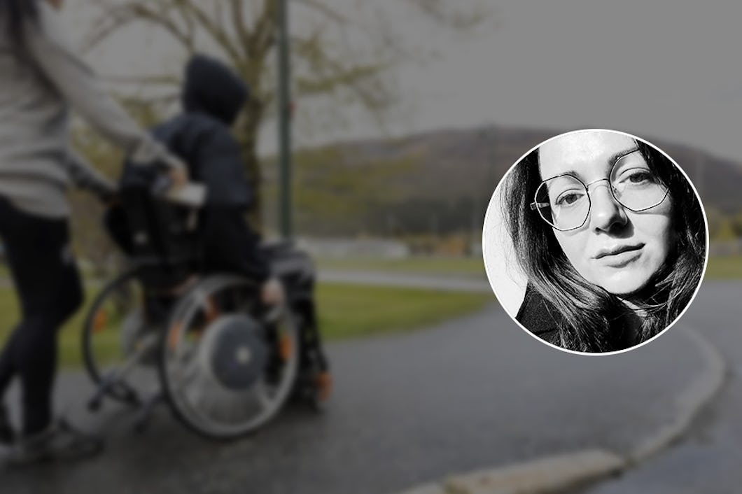 En person skjuter en rullstol längs en stig. En cirkulär infällning visar en närbild av en kvinna med glasögon.