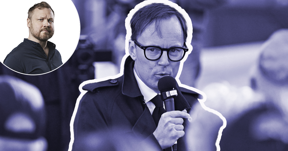 En man med glasögon och en rock talar i en mikrofon. I ett infällt bildfält visa en annan man med skägg och mörk skjorta.