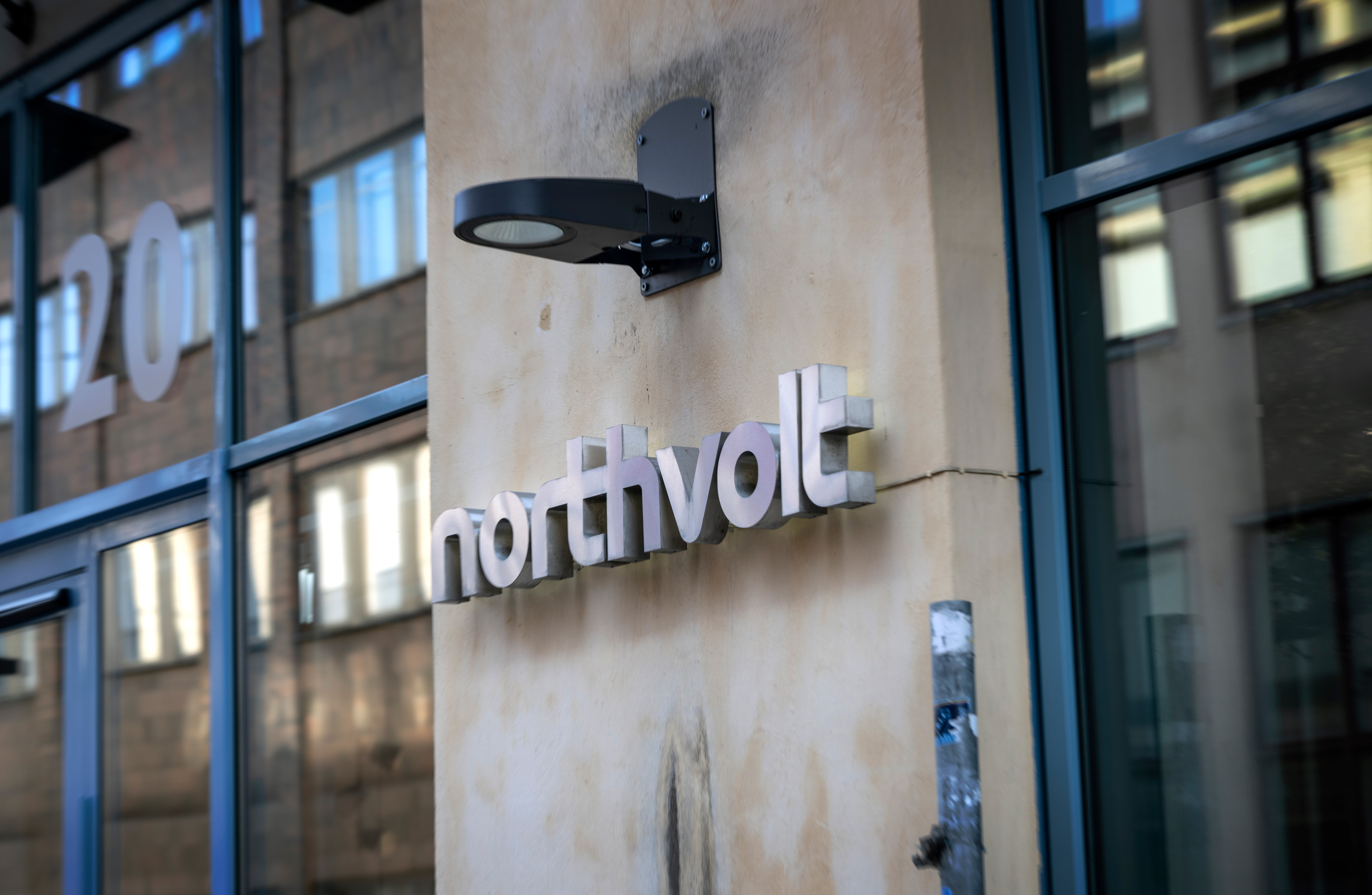 En skylt monterad på en byggnad.