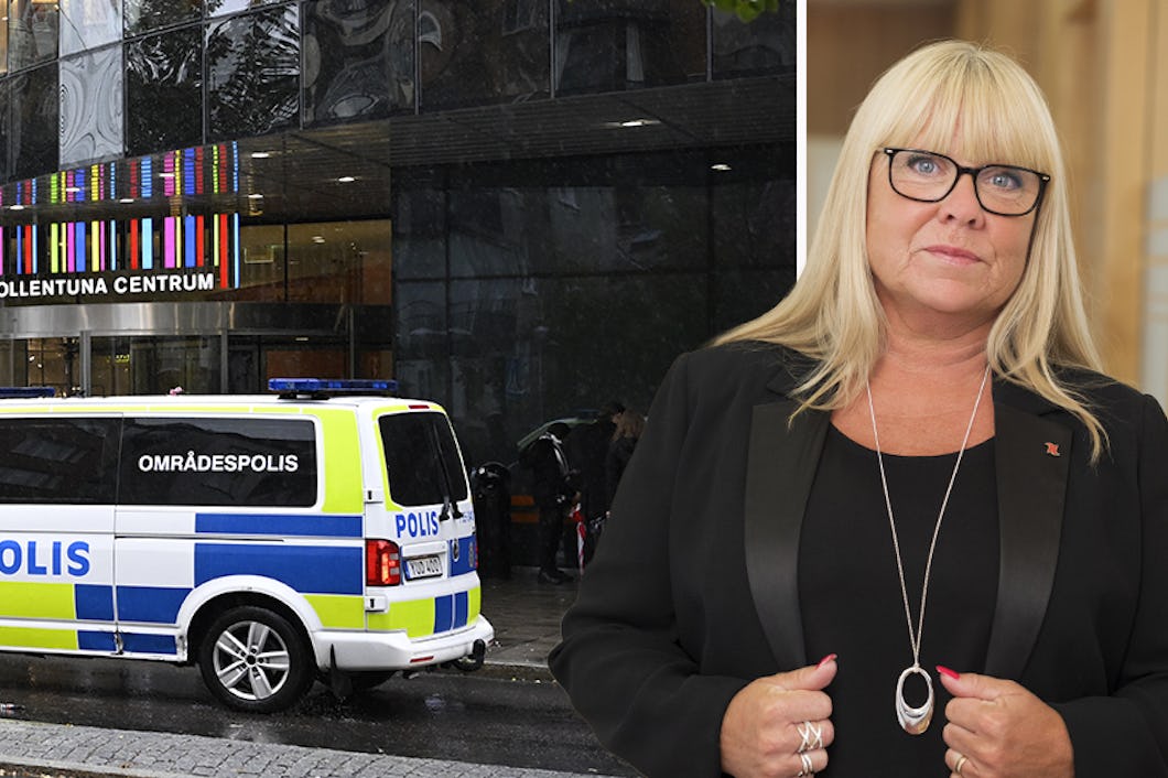 En polisbil står parkerad utanför Sollentuna Centrum. En person i svart kavaj syns på höger sida av bilden.