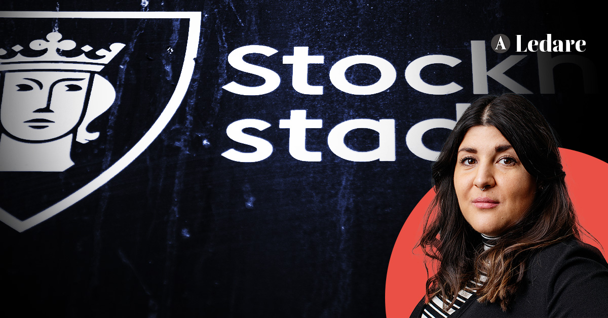 Arbetets ledarskribent Karina Cubilla står framför en bakgrund med Stockholms emblem och texten "Stockholm stad" delvis synlig.