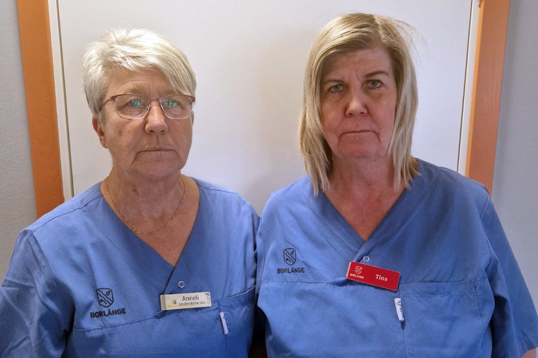 Anneli och Tina i blå uniformer står framför en vit bakgrund, båda med namnskyltar.