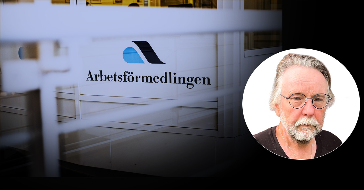 Entré till ett kontor med texten "Arbetsförmedlingen" på glasdörren. En infälld bild visar en man med glasögon och skägg.