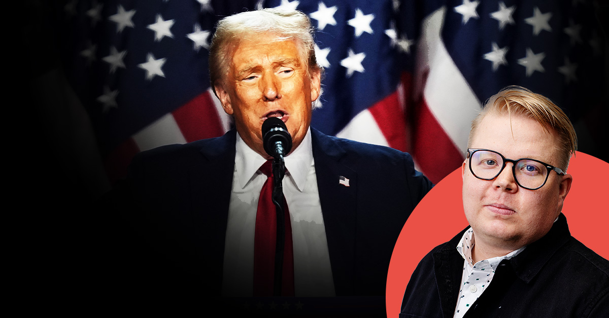 Donald Trump står vid ett podium och talar, medan flaggor syns i bakgrunden. Inklippt Arbetets politiska redaktör Daniel Swedin med glasögon och jacka.