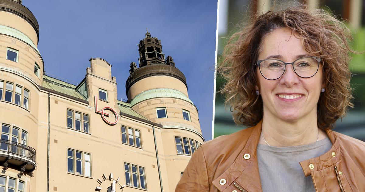 En kvinna tittar i kameran. I bakgrunden syns LO-borgen.