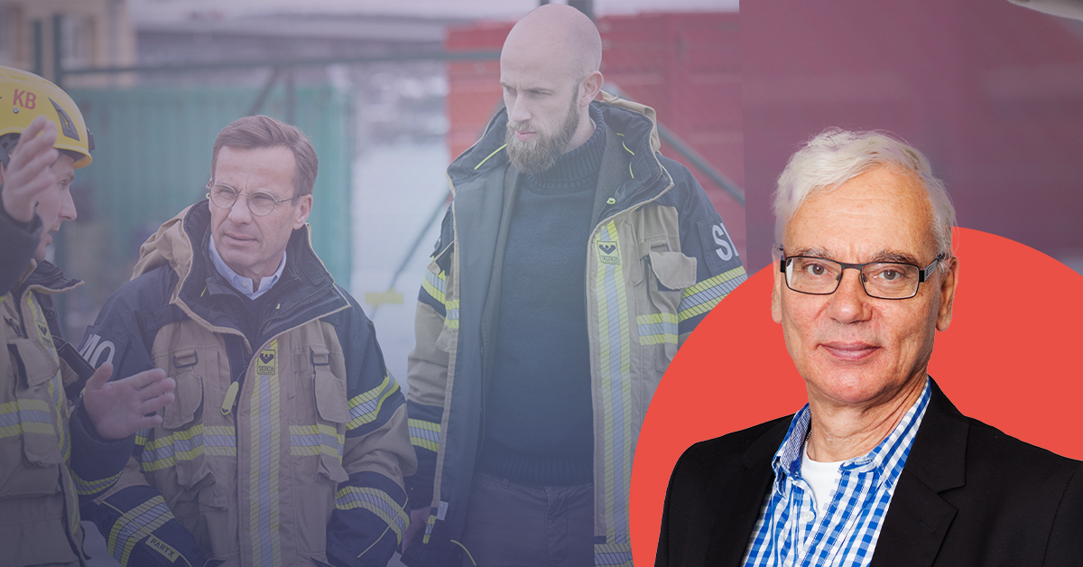 Tre män, två klädda i brandbeklädnad som samtal med varandra.