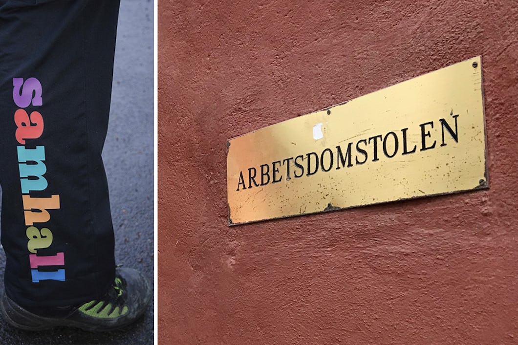 Närbild av en person som bär byxor med texten ”Samhall” i färgglada bokstäver. Bredvid syns en mässingsskylt med ordet ”Arbetsdomstolen” på en röd vägg.