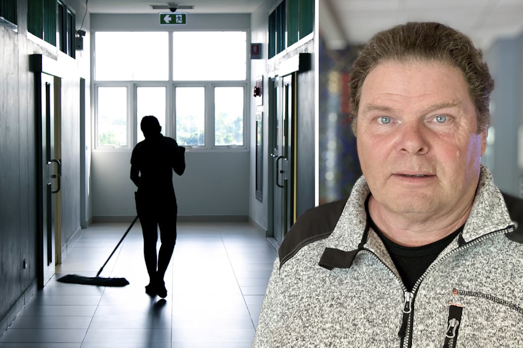 En person moppar en svagt upplyst korridor medan ett porträtt på Larry Stewart syns till höger.