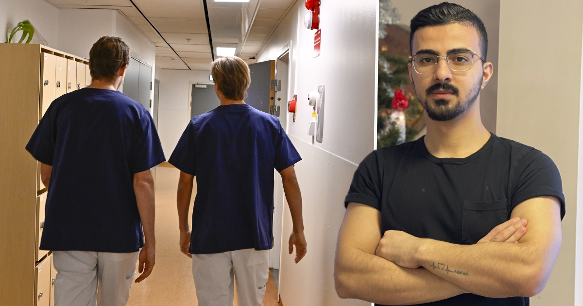 Person med glasögon och svart t-shirt står med armarna i kors framför en dekorerad julgran.