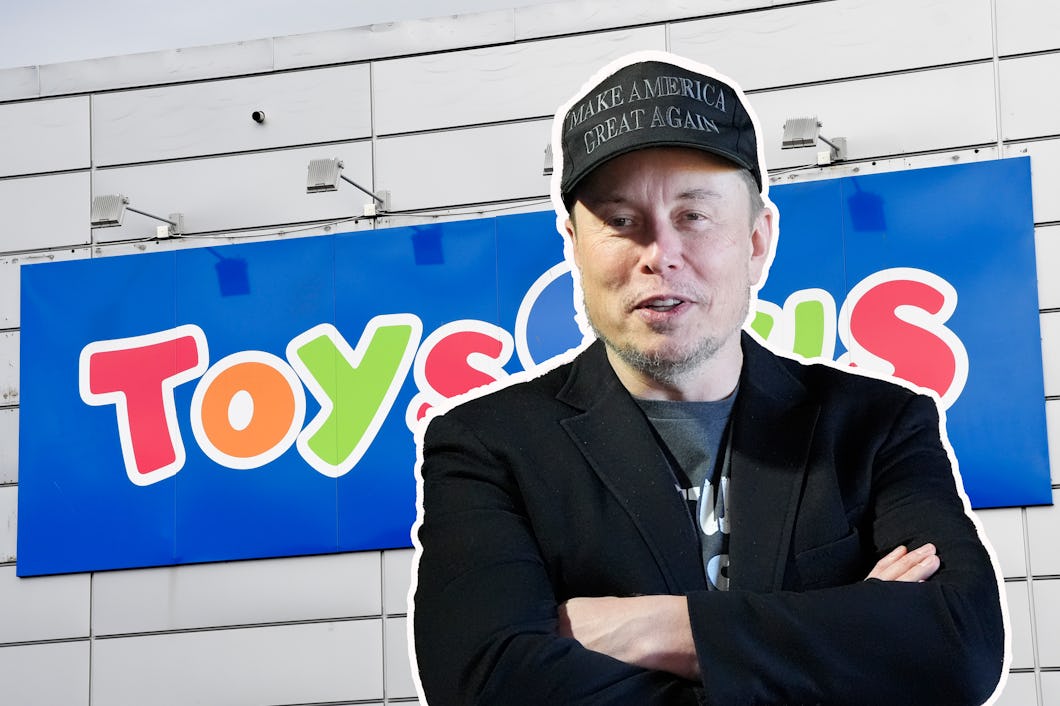 Elon Musk med en "Make America Great Again"-keps står framför en Toys R Us-skylt.