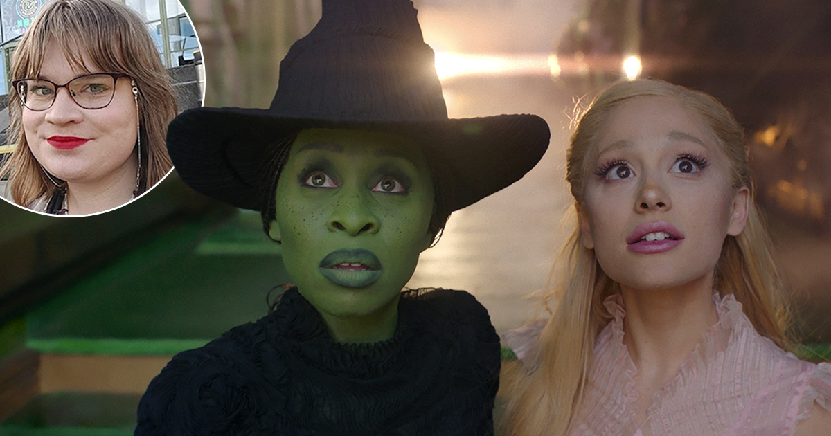 Två kostymerade karaktärer från "Wicked" tittar uppåt; en av dem har grön hud och en hatt. Infällt visa en person med glasögon och rött läppstift.