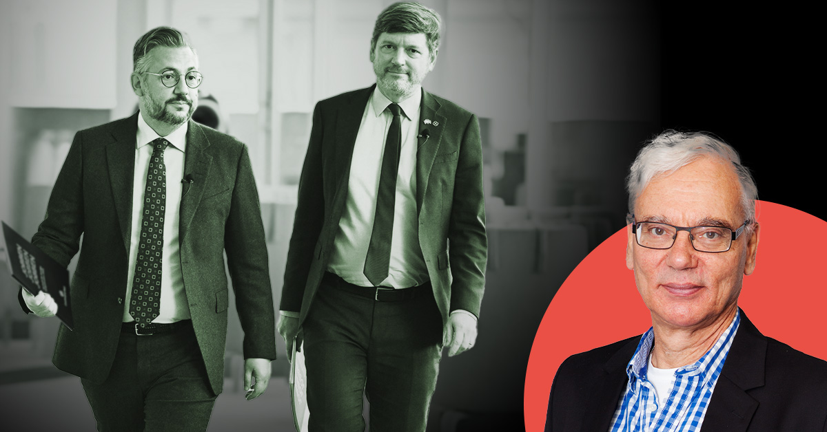 Tre män i formella kläder; två går bredvid varandra och håller dokument, medan den tredje visa i en separat cirkulär ram till höger.