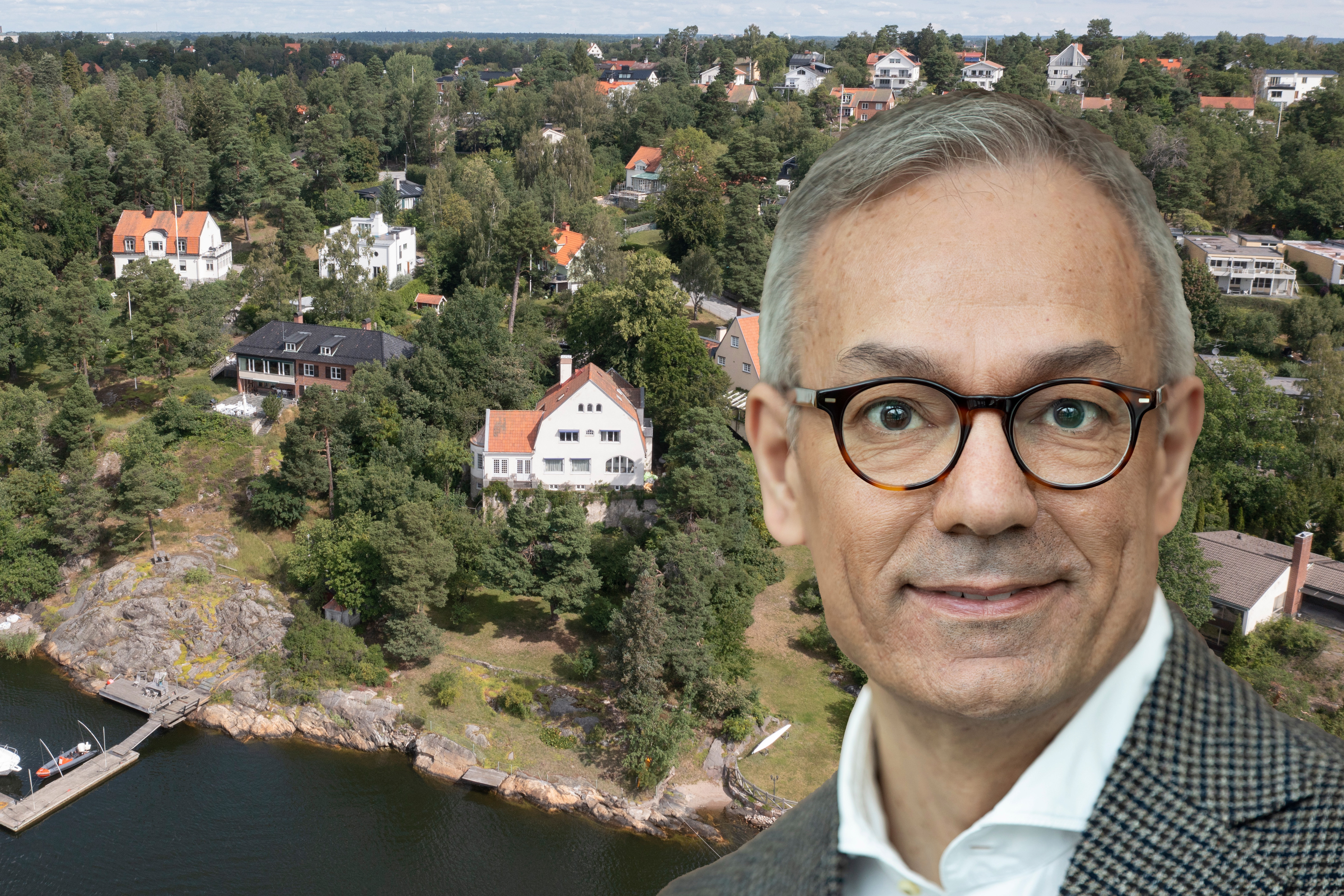 En man i glasögon ovanpå en flygbild av ett bostadsområde vid en sjö med träd och hus.
