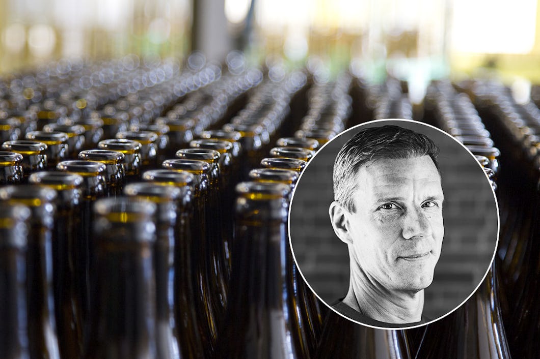 Bild som visar rader av tomma glasflaskor i en fabrik; infälld är en svartvit bild av en mans ansikte.