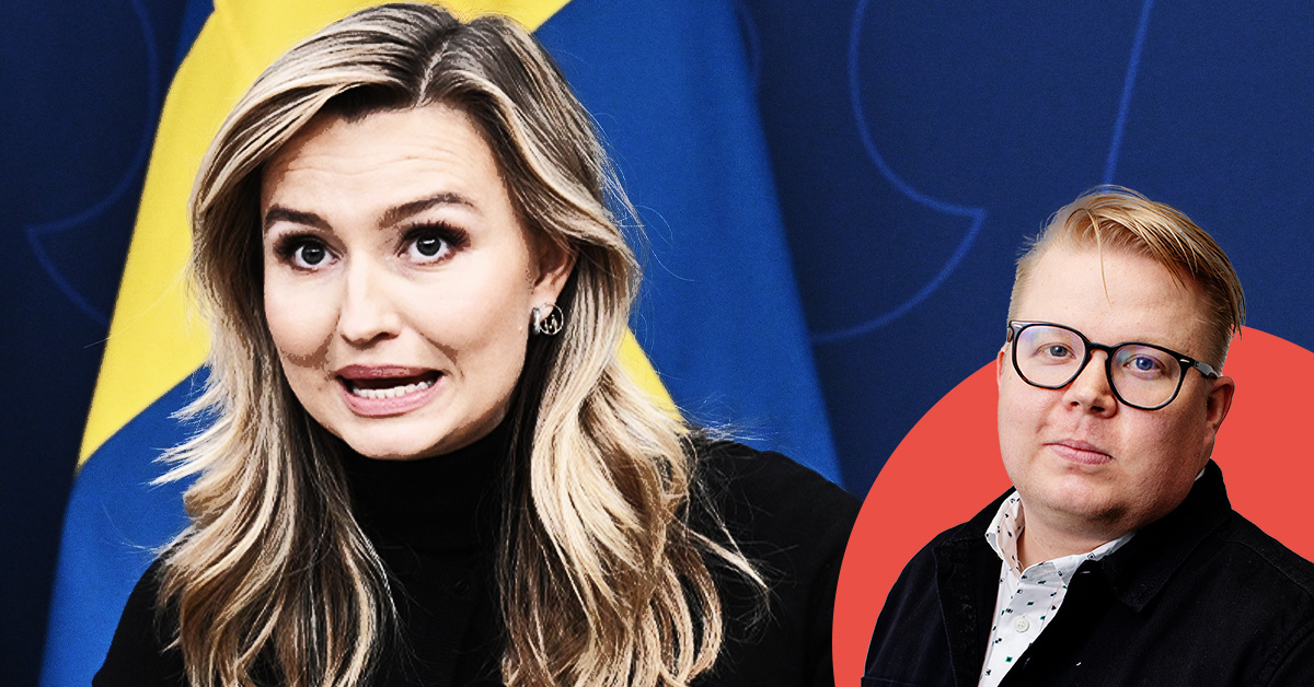 Ebba Busch talar med en svensk flagga i bakgrunden; en mans foto placeras till högre med en röd cirkel bakom.