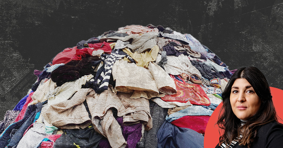 En stor hög med olika typer av kläder med en fotografi av en person i det nedre högra hörnet, på en mörk bakgrund.