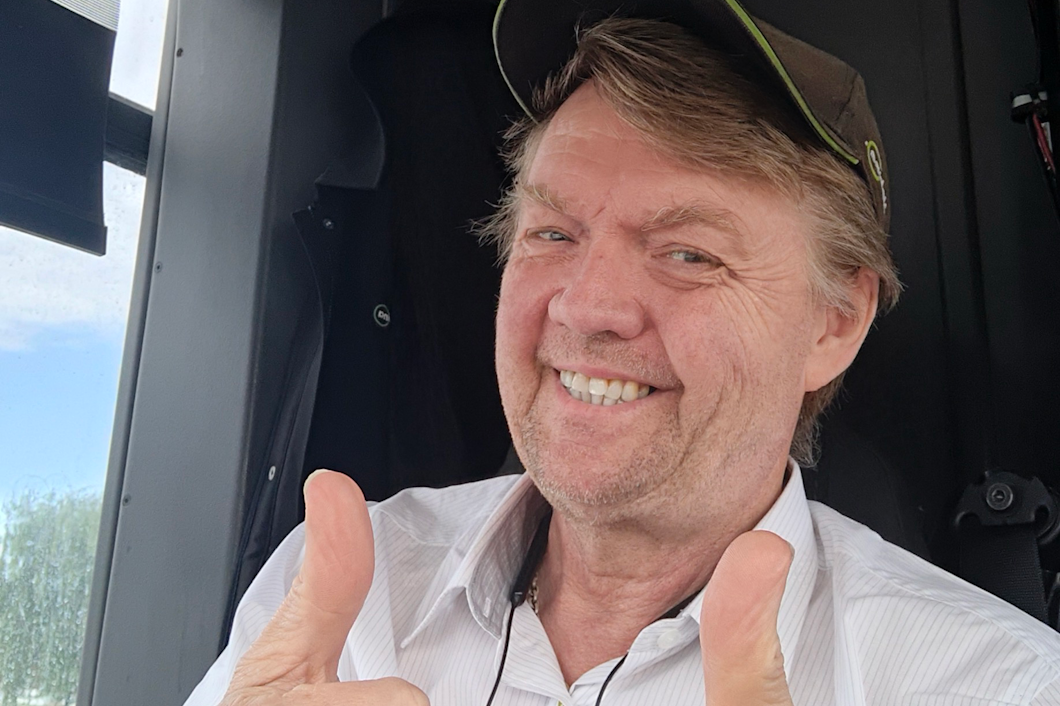 Lars-Åke Kihlberg som sitter i ett fordon och visar två tummar upp.