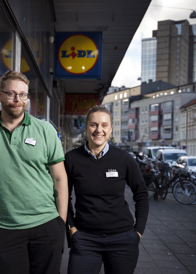 Butikschefen Amanda Milevska och butiksmedarbetaren Alexander Michaloff utanför deras butik på Spångatan i Malmö.