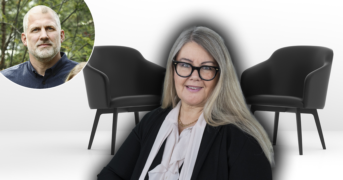 En kvinna med långt hår och glasögon står i förgrunden, med två svarta stolar bakom henne.