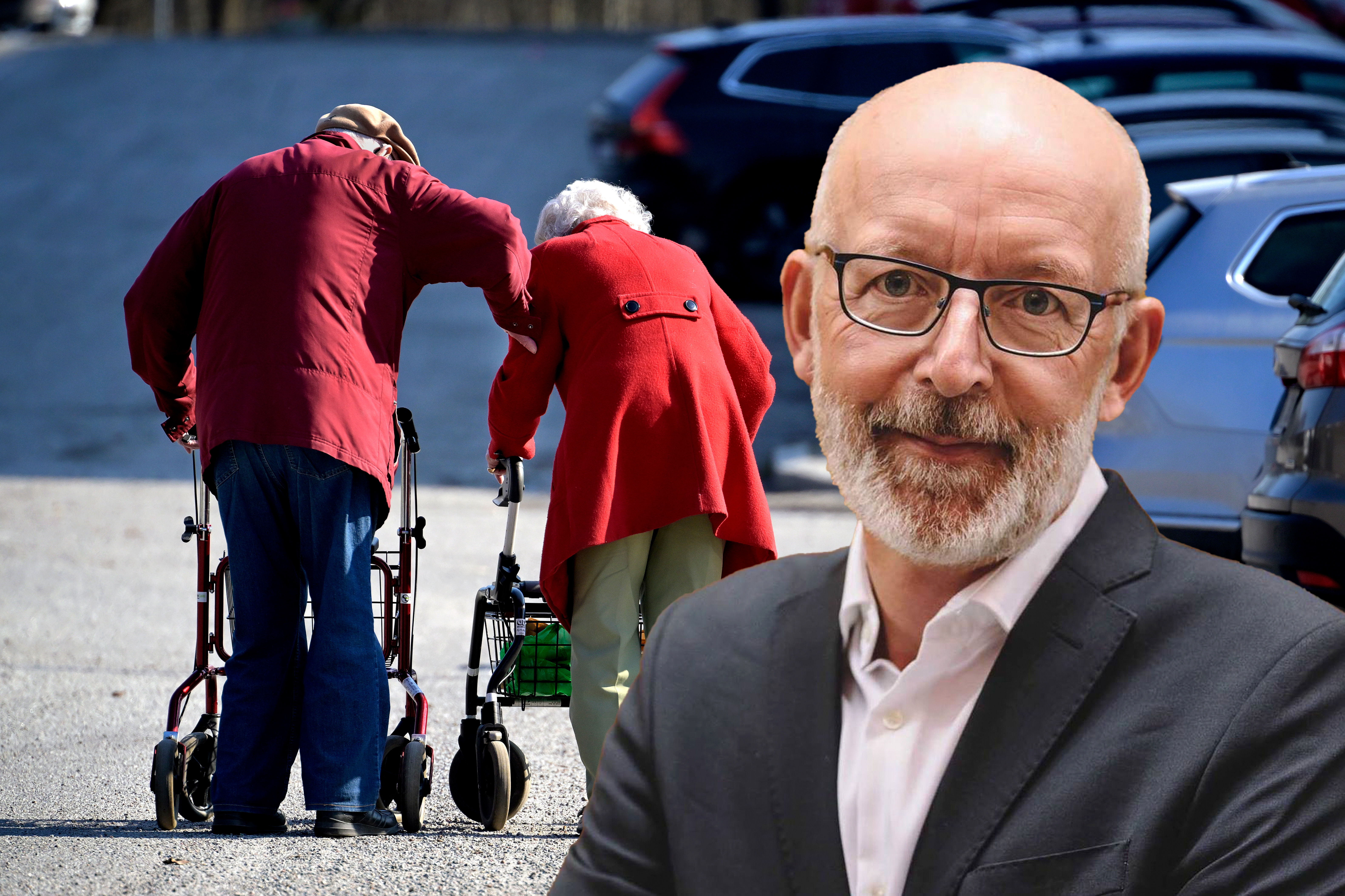 Två äldre personer med rollatorer i en parkeringsplats; en man med glasögon och kostym är placerad i förgrunden.