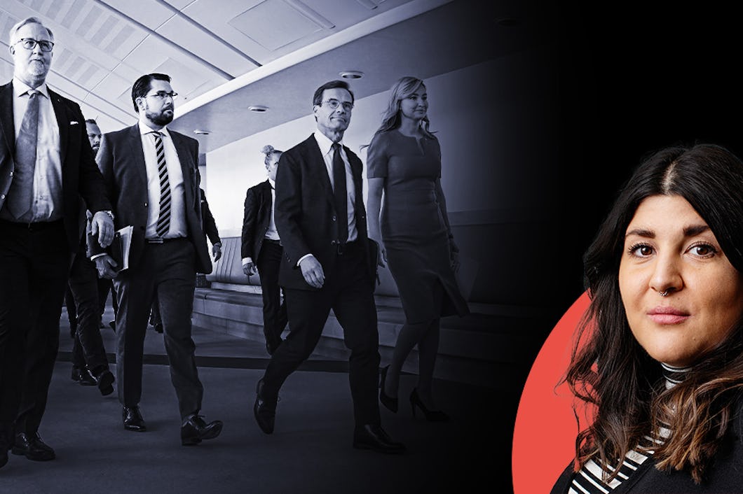 Ebba Busch, Johan Pehrson, Ulf Kristersson och Jimmie Åkesson promenerar. Till höger finns en porträttbild av en kvinna med långt mörkt hår, placerad mot en röd cirkulär bakgrund.