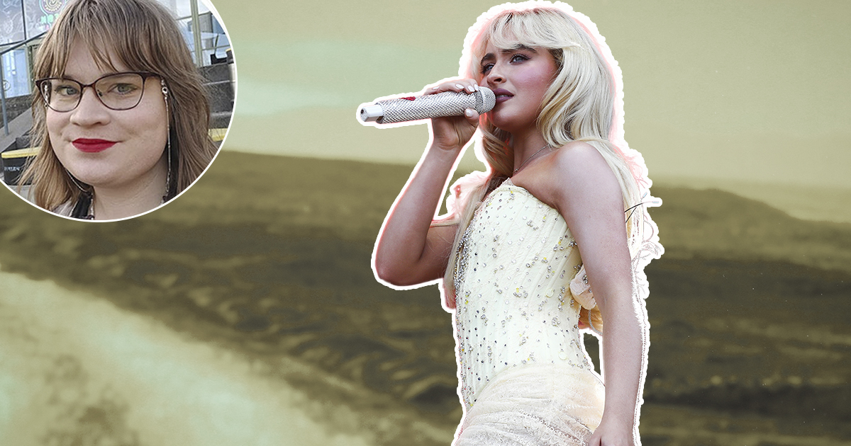 En artist i en glittrig klänning sjunger på scen med en mikrofon. En infälld bild visar en person med glasögon.