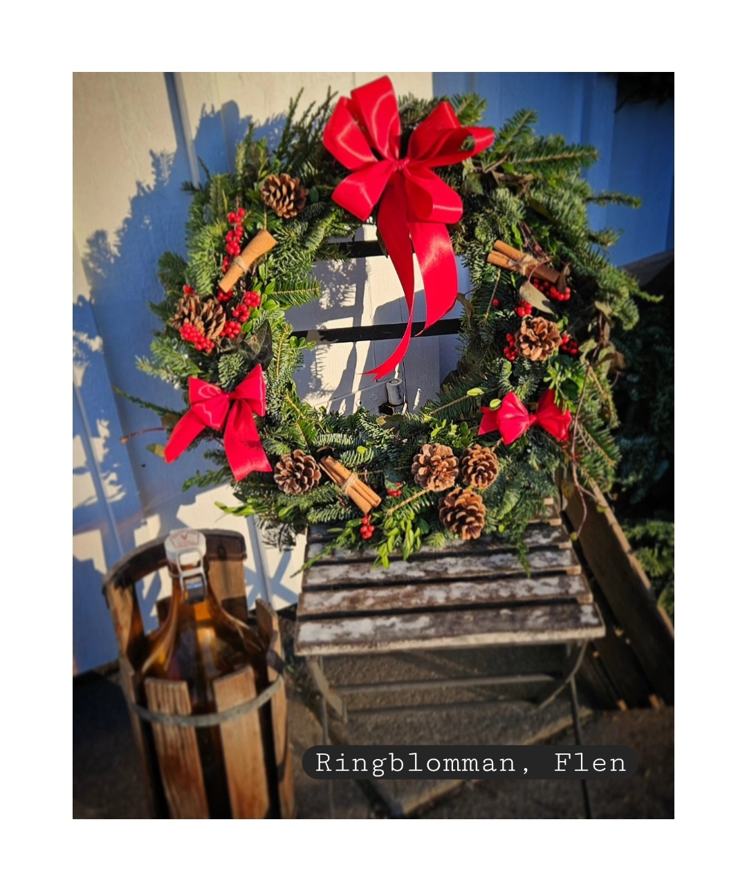 Lina Nahlbom Isler, florist på Ringblomman i Flen, har skapat en julig julkrans som enbart består av material som går att kompostera.