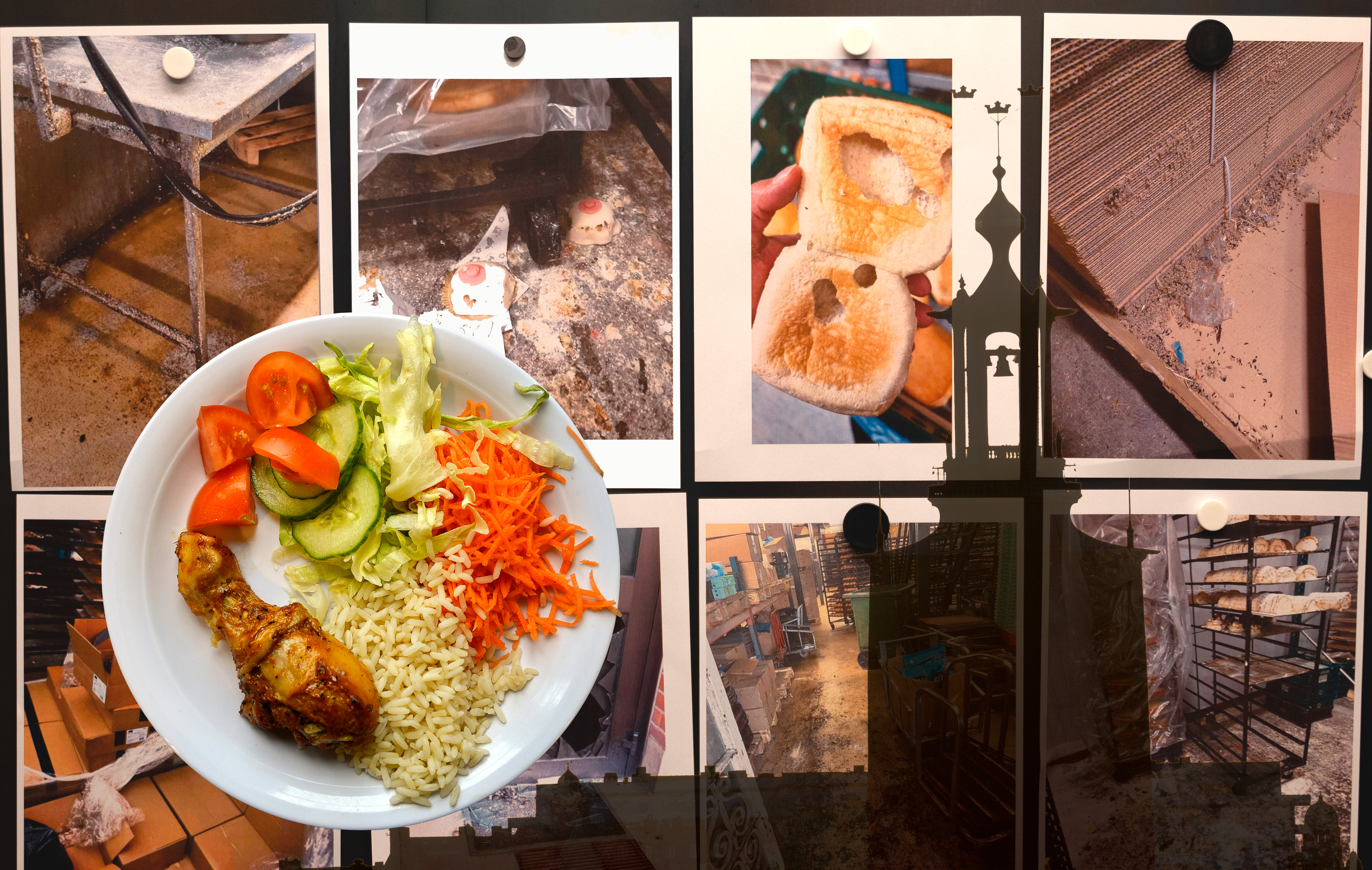 En tallrik med kyckling, ris och sallad är placerad ovanpå bilder som visar ett bageri med bröd, hyllor och en ugn.