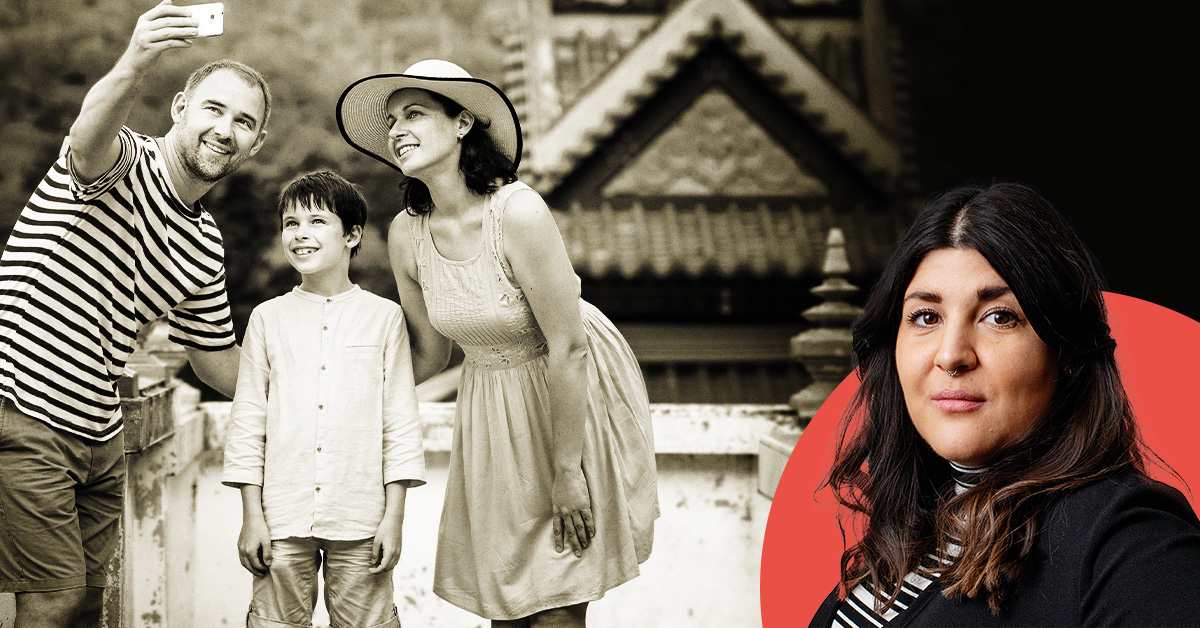 En familj tar en selfie, bestående av en man, kvinna och ett barn som ler. Till höger finns en separat porträtt av en kvinna med långt hår mot en röd bakgrund.