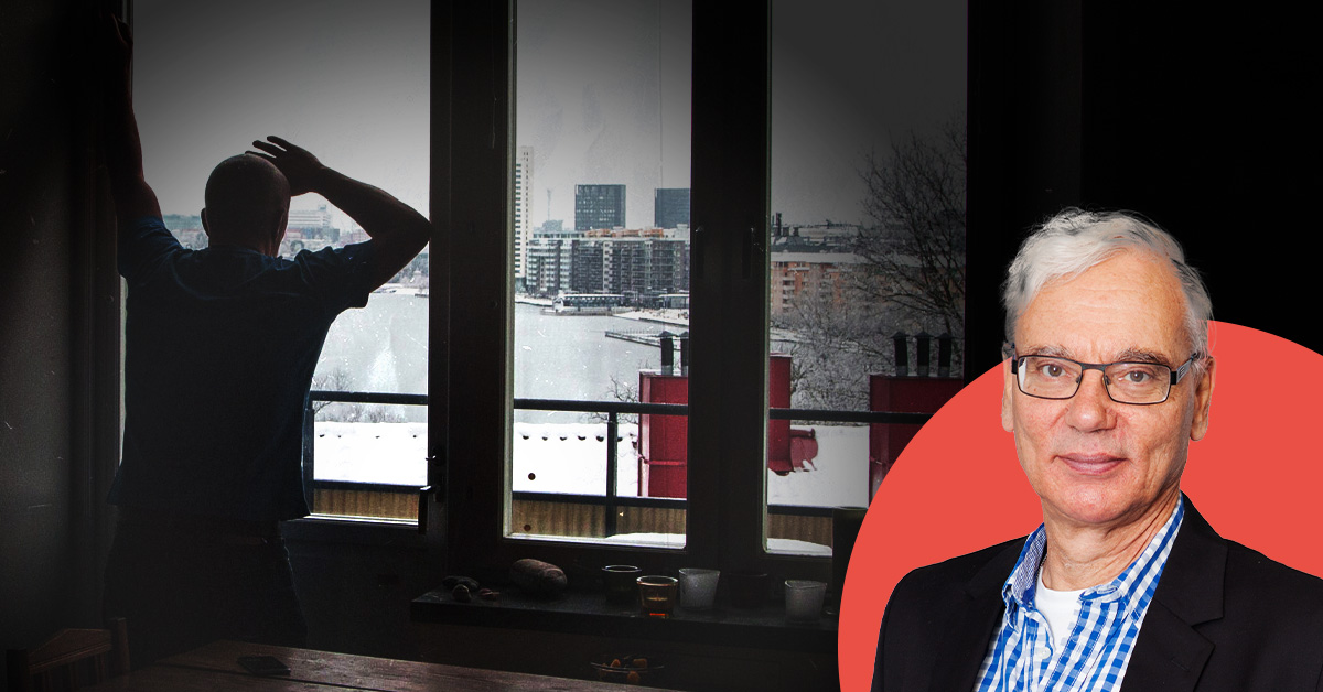 En person står inomhus och tittar ut genom ett fönster mot en snötäckt stad. En infälld bild visar en äldre man med glasögon och vitt hår i blå skjorta och kavaj.