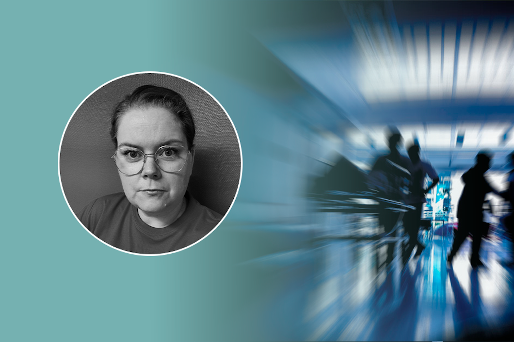 Porträtt i svartvitt av en person med glasögon på en turkos bakgrund, bredvid en suddig sjukhusscen där människor är i rörelse.