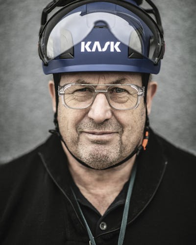 En man med skyddsglasögon, hörselskydd och säkerhetshjälm.