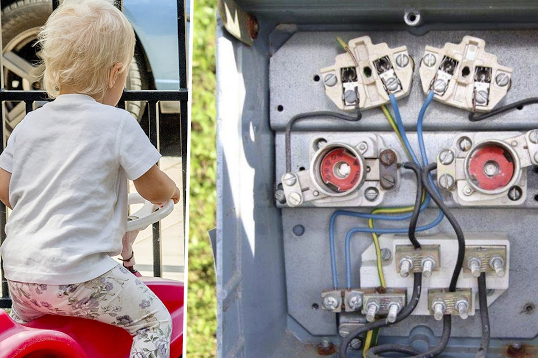 En bild visar ett barn sittande på en röd leksaksbil vänd mot ett metallstängsel; bredvid finns en närbild av en elpanel med synliga ledningar och kopplingspunkter.