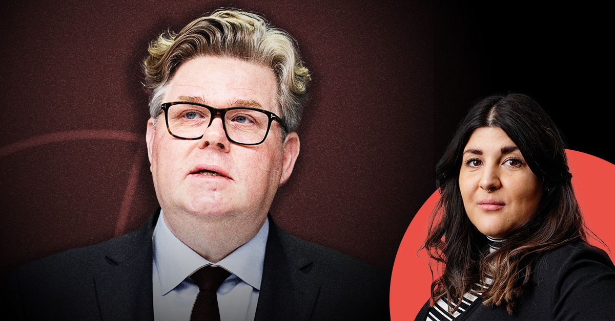 En man med glasögon och kostym står till vänster. Till höger står en kvinna med långt hår och randig skjorta. Bakgrunden är mörk med en röd cirkel placerad bakom kvinnan.