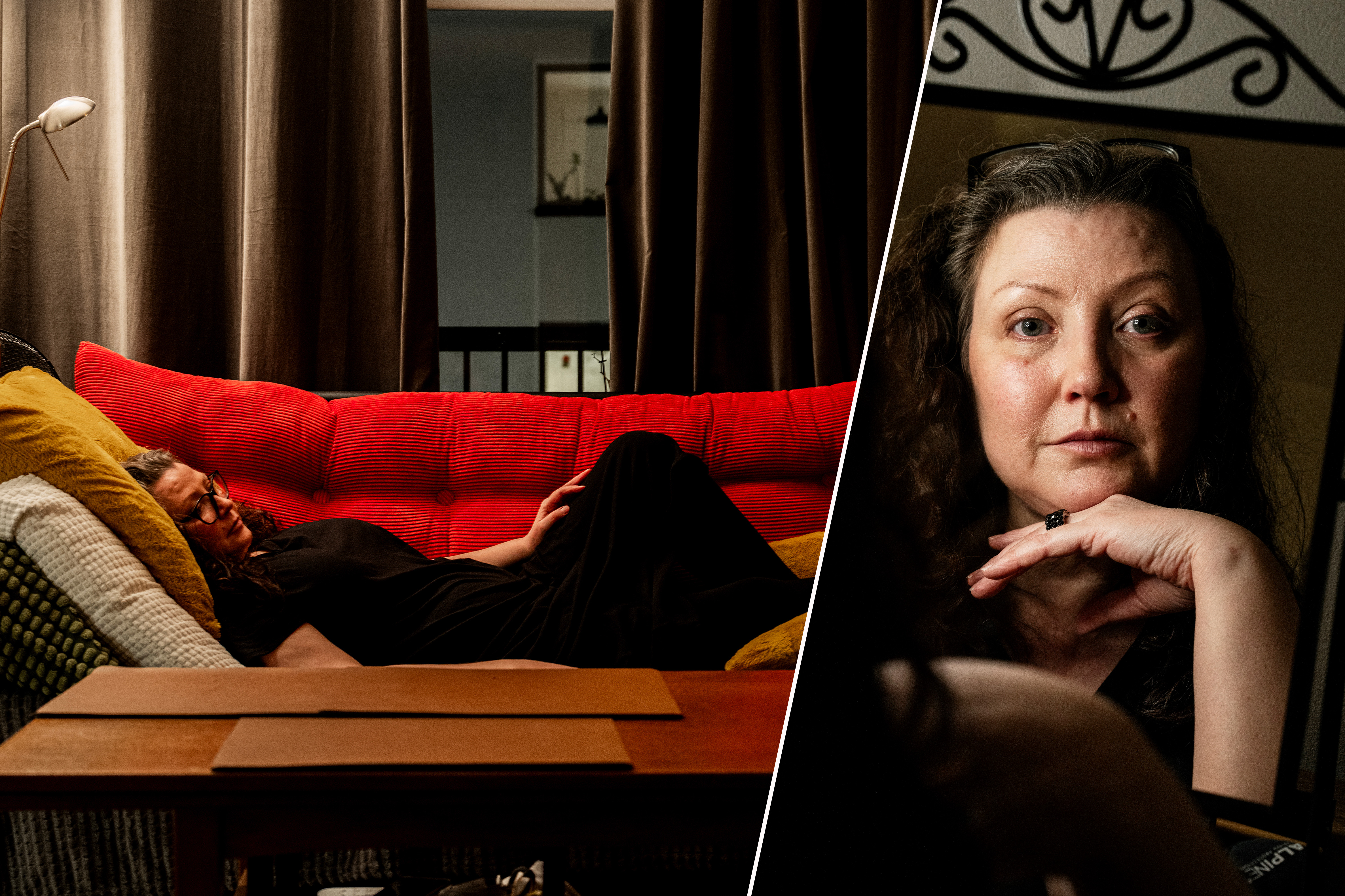 Kvinna som ligger på en röd soffa till vänster; hennes ansikte ses i närbild i en spegel till höger.