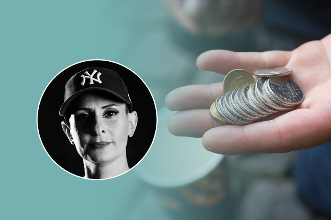 En hand håller mynt bredvid ett svartvitt foto av en person som bär en keps med New York Yankees-loggan.