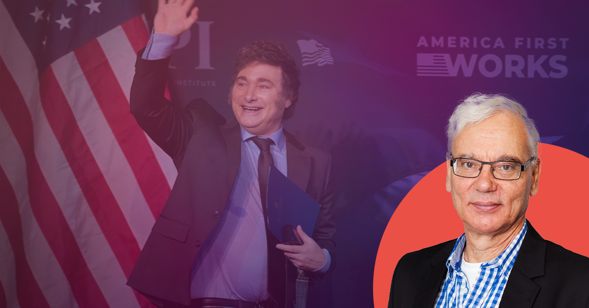 Två män visa; den ena vinkar på en scen med en amerikansk flagga i bakgrunden, och den andra är sedd i profil med glasögon.