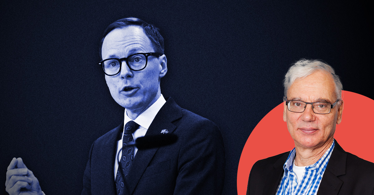 Två män syns på bilden; mannen till vänster håller ett tal och bär glasögon, medan mannen till höger, även han med glasögon, står mot en röd cirkulär bakgrund.