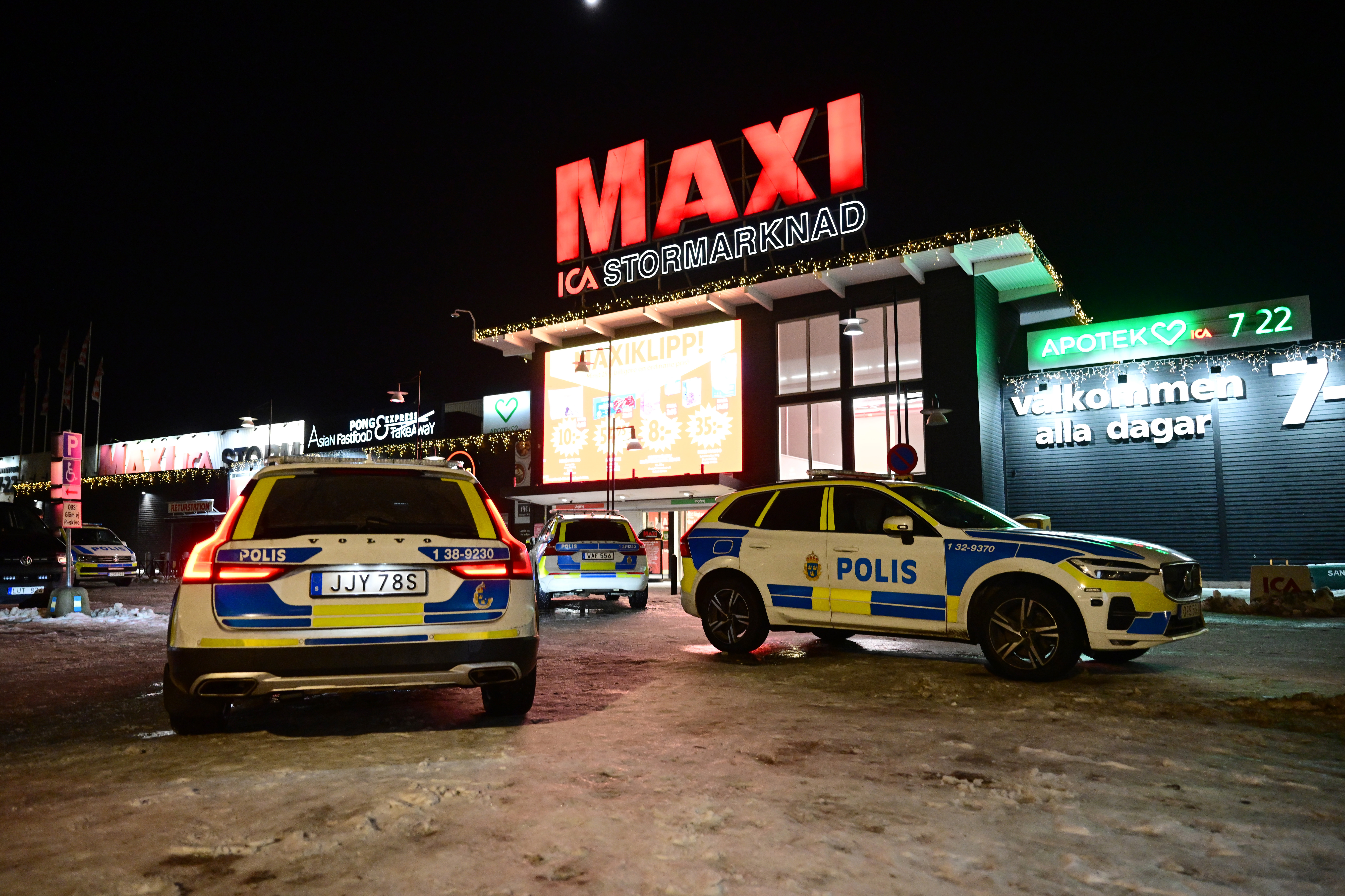 Polisbilar utanför ett Ica Maxi.