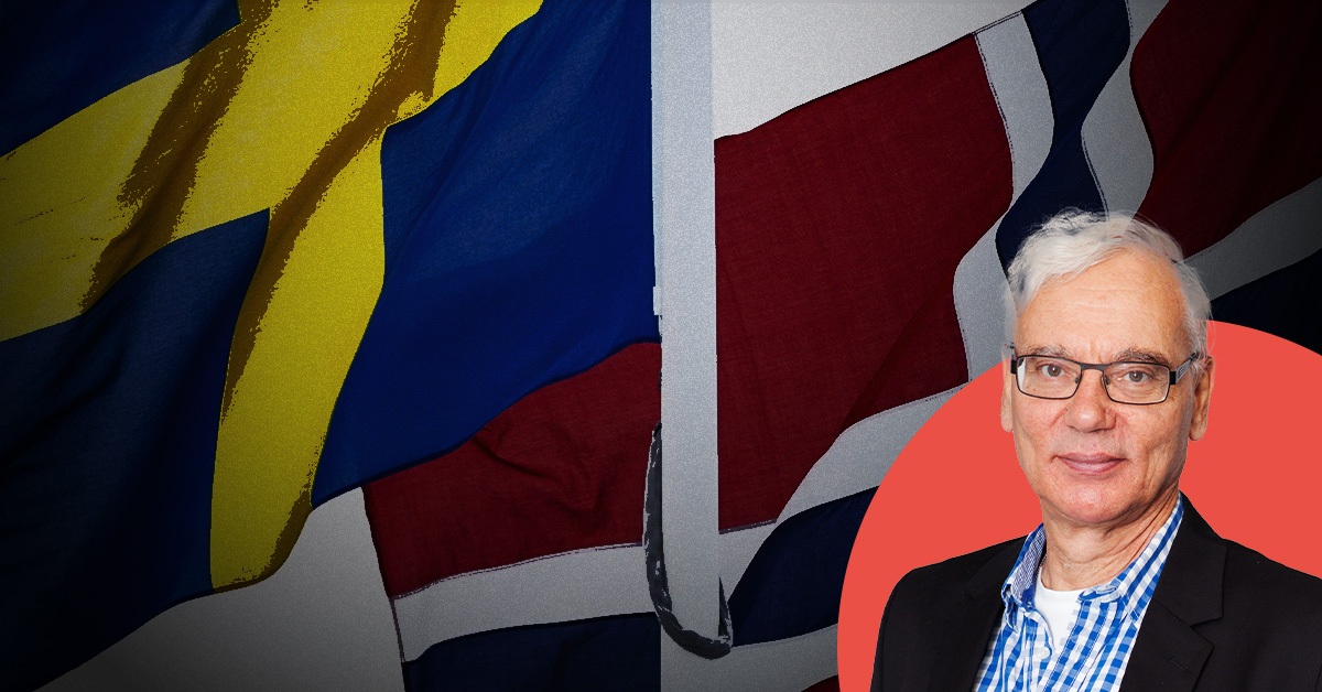 En man med glasögon står framför en bakgrund med Sveriges och Norges flaggor.