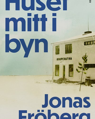 Omslag till Huset mitt i byn. På boken syns en gammal Konsum-butik.