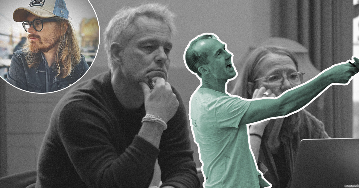 En grupp människor, där en man sitter och en kvinna sitter vid en laptop. Ett infällt motiv visar en skäggig man med keps.