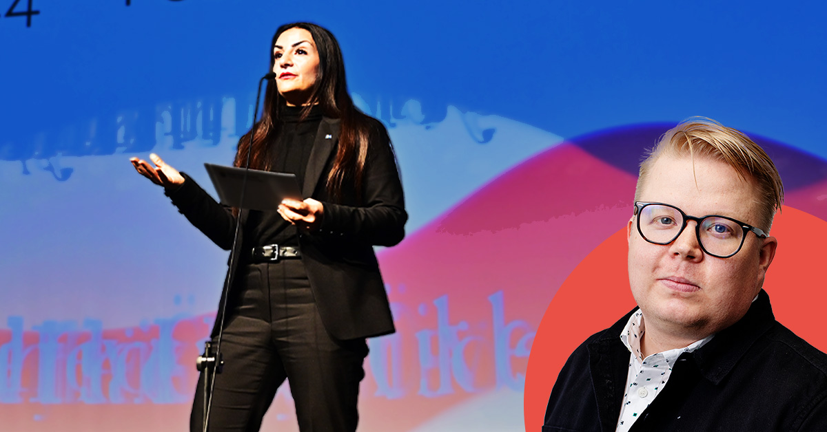 En kvinna i svart dräkt talar på en scen med en mikrofon och surfplatta. Bakgrunden är färgglad. I det nedre högra hörnet finns en infälld bild av en person med glasögon.