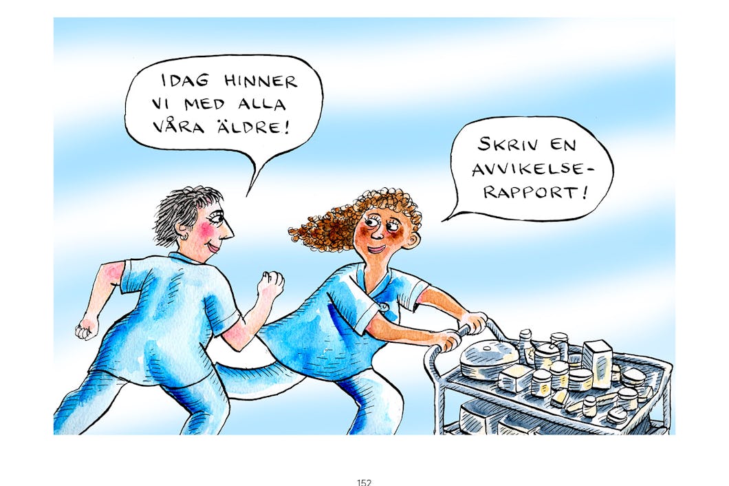 Två vårdanställda i blå arbetskläder diskuterar arbete, medan en av dem skjuter en vagn fylld med medicinska förnödenheter. En säger, "Idag blir vi klara med alla våra äldre!" Den andra svarar, "Skriv en avvikelserapport!.