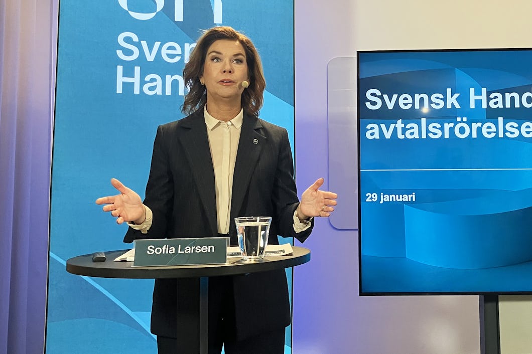 Kvinna står framför skärm som det står Svensk Handels krav i avtalsrörelsen 2025 på.